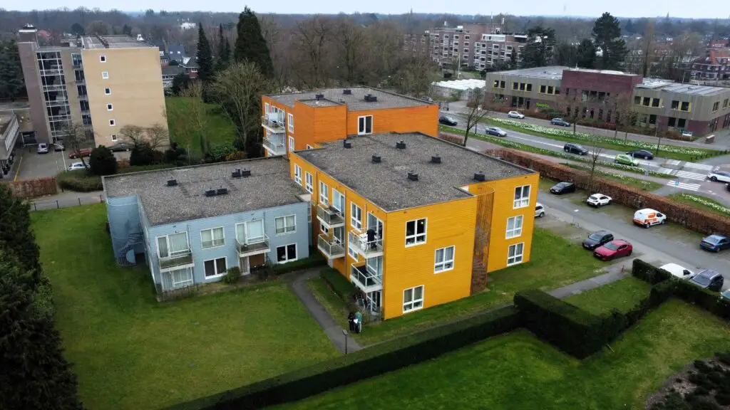 Dronefoto van vastgoed gebouw met kleuren