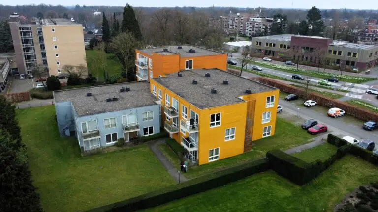 Dronefoto van vastgoed gebouw met kleuren