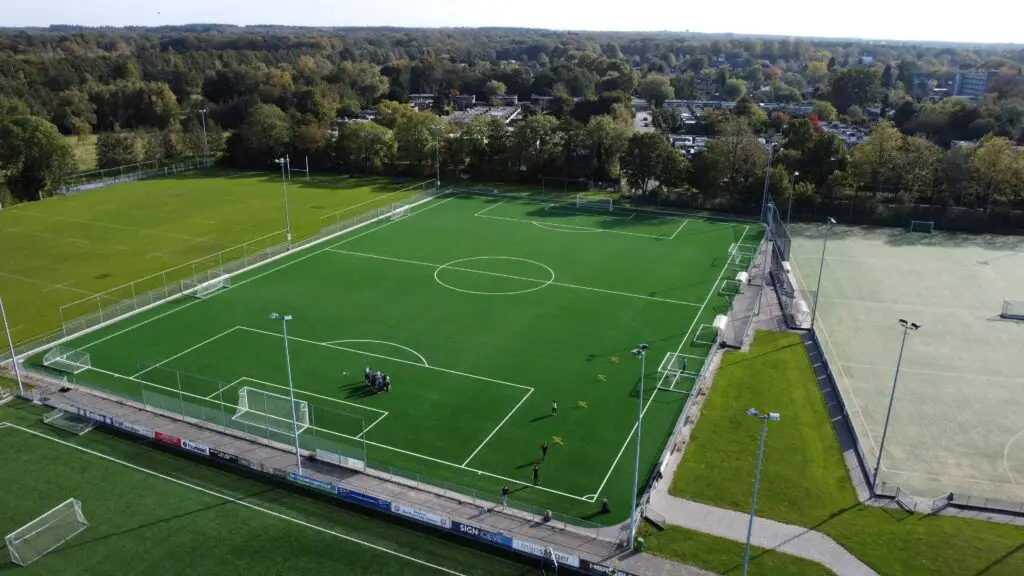 Dronebeeld zijkant veld voetbalclub NVC Naarden