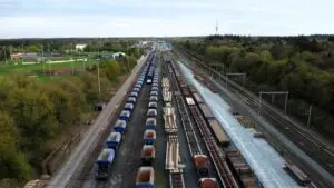 Dronebeeld van een treinspoor