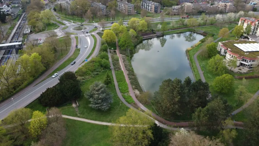 Dronebeeld van natuur in een woonwijk