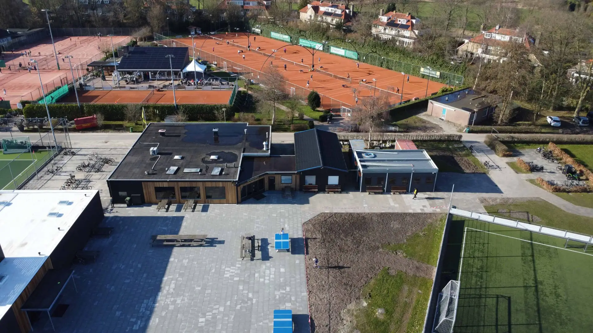 Dronefoto kleedkamer voetbalclub NVC Naarden