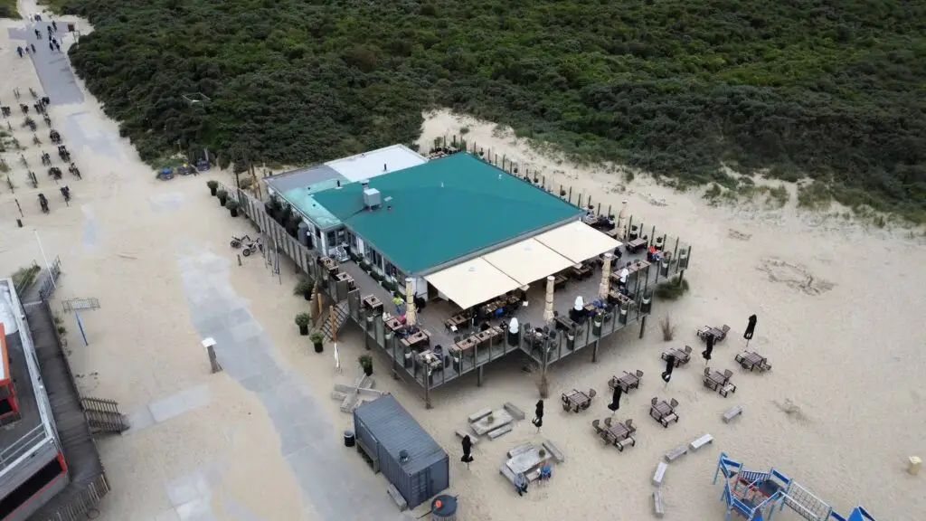 Dronebeelden van vastgoed, een strandtent
