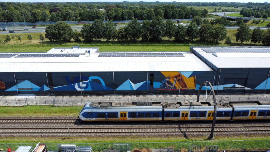 Dronefoto Van Genkel Machines met treim