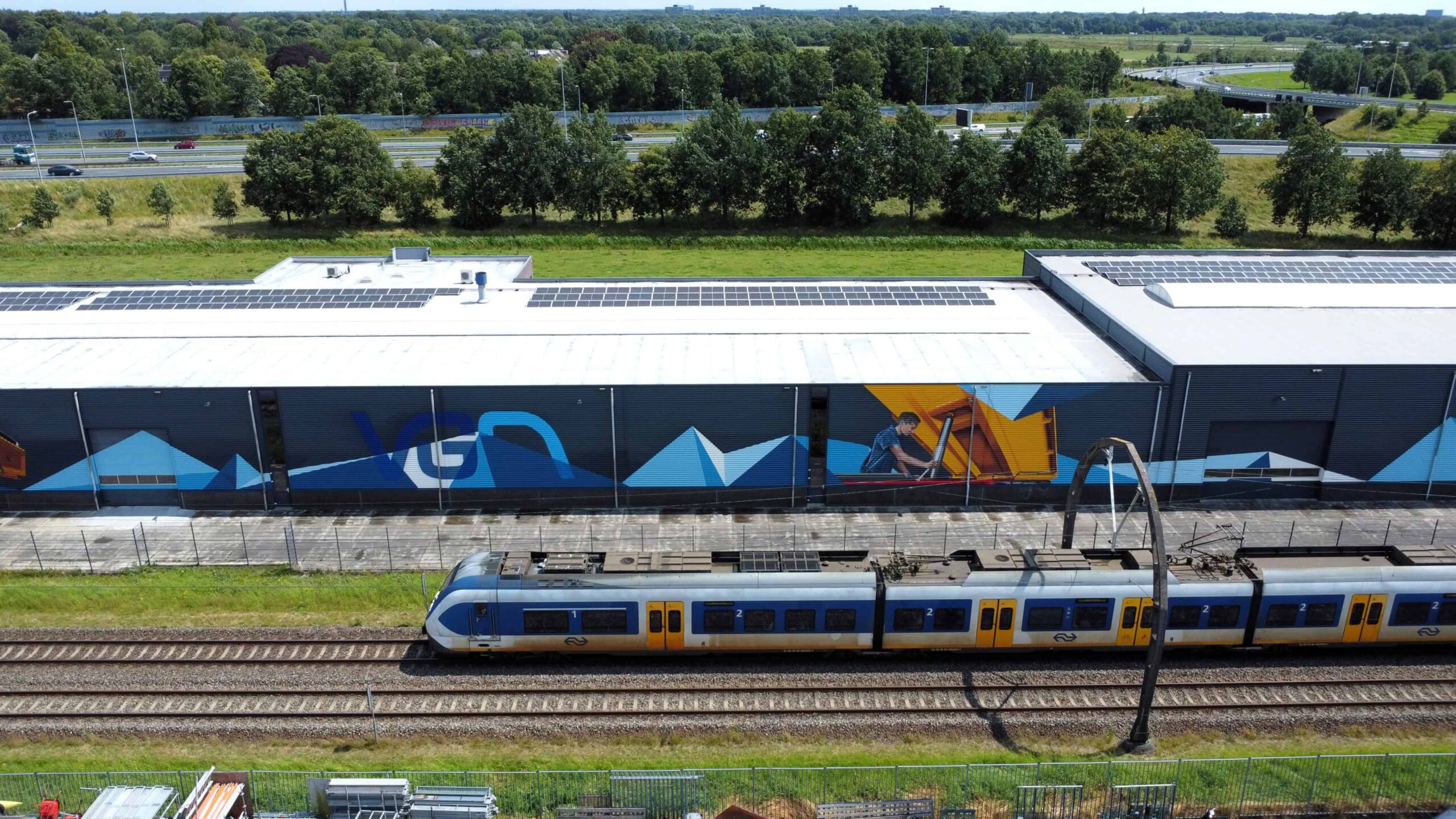 Dronefoto Van Genkel Machines met treim