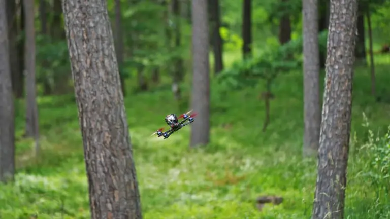 FPV drone in het bos