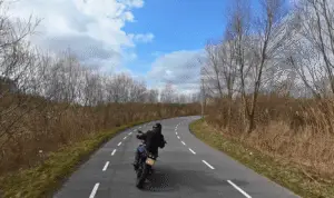 FPV drone beeld van man op motor